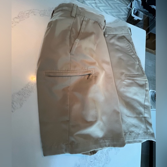 Men’s khaki izod xfg golf shorts.  Cargo zippered pockets. Size 42. - Picture 3 of 7